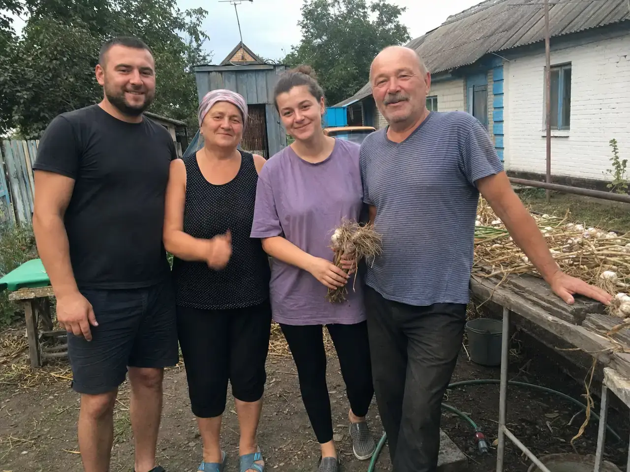 Родина часникарів на своєму подвір’ї