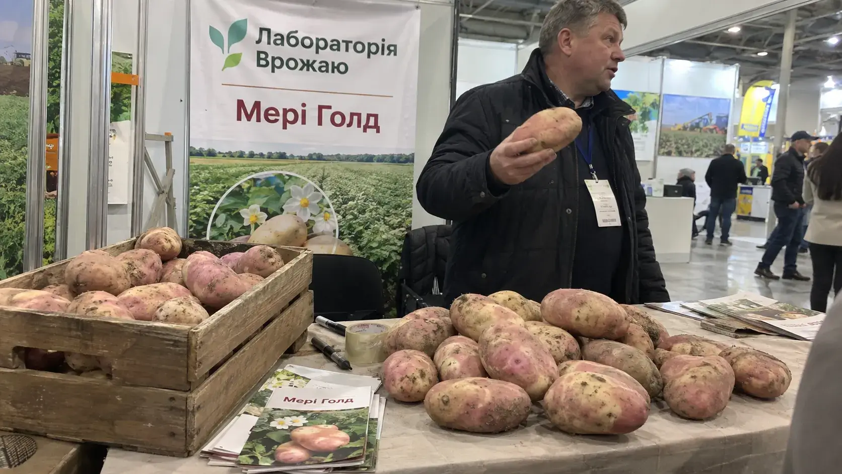 Стенд лабораторії з картоплею Мері Голд на агровиставці
