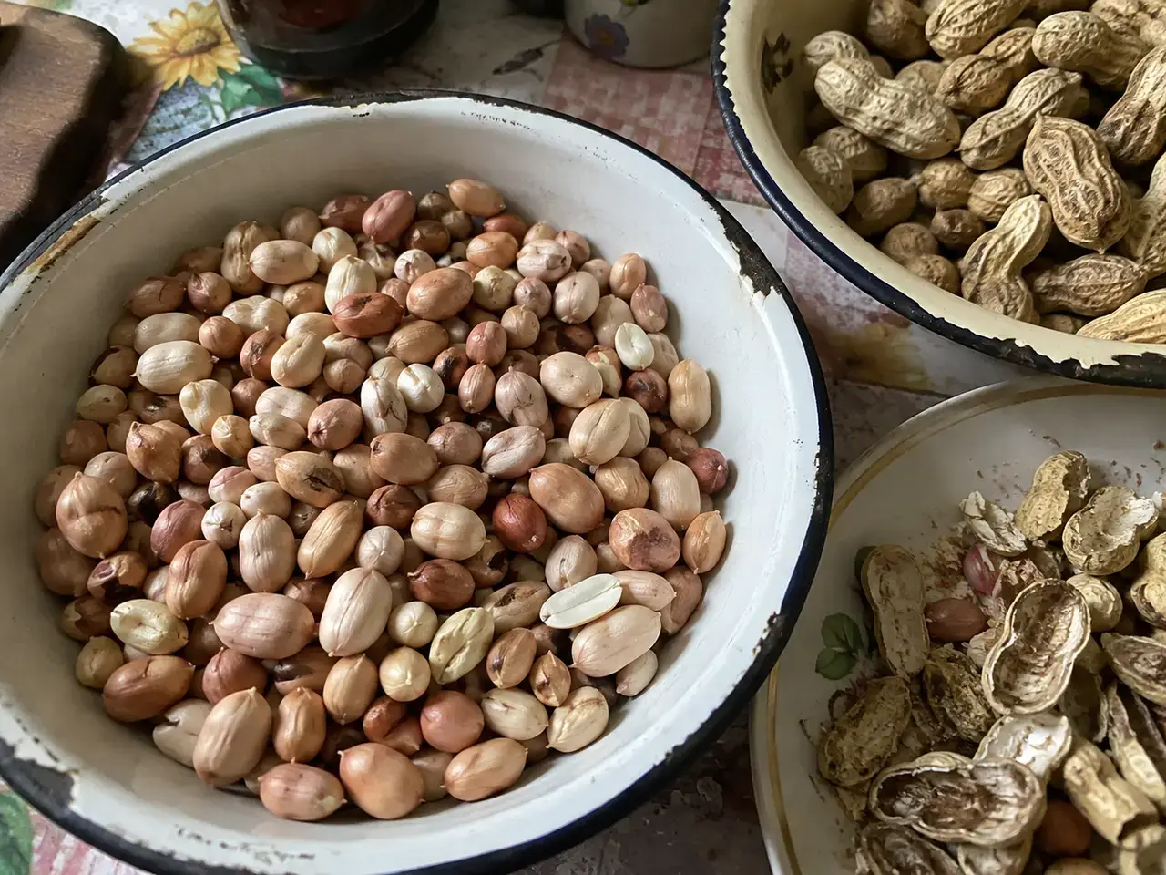 Сирі ядра арахісу в мисочці